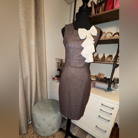 Elegant Brown Dress with White Bow Accent - Picture 3 of 9